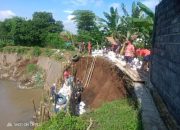 Koramil Dringu Kerja Bakti Bangun Tanggul Penahan Tanah untuk Cegah Terjadinya Banjir