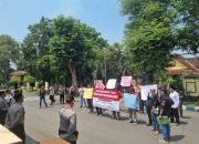 Aliansi Masyarakat Peduli Pemilu Damai Probolinggo Raya Gelar Aksi Damai di Depan Polres