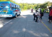 Nyalip Kiri Terjatuh, Truk Fuso Tabrak Pengendara Motor Dari Belakang