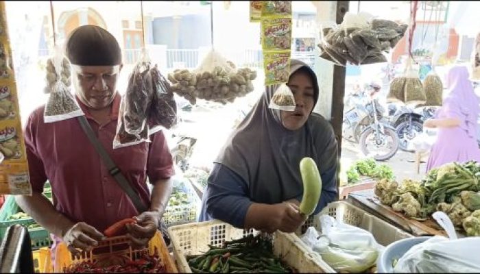 Harga Tomat Melejit, Pedagang Pasar Tradisional di Probolinggo Mengeluh