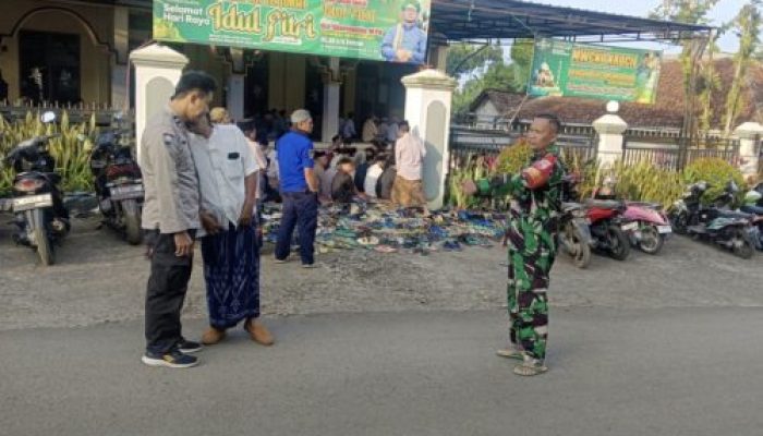 Beri Rasa Aman Saat Sholat Idul Fitri 1445 H, Koramil Krucil Probolinggo Lakukan Pengamanan