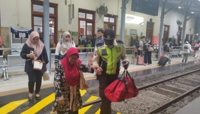 Sepekan Pasca Lebaran, Puluhan Ribu Penumpang Masih Penuhi Stasiun di Daop 9 Jember