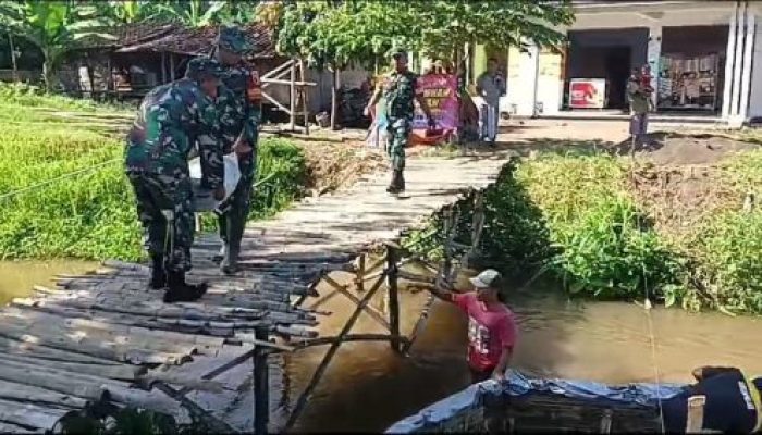 Koramil Banyuanyar Karya Bakti Bangun Jembatan Di Wilayah Binaan