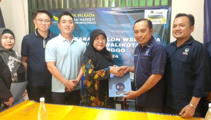Pengusaha Muda Antarkan Hj.Rukmini, Kembalikan Formulir Pilwalkot Probolinggo ke Kantor Nasdem