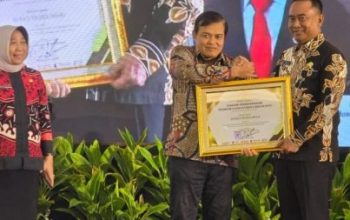 Pj Bupati Probolinggo Terima Penghargaan Anubhawa Sasana Desa 2024