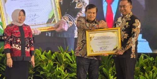 Pj Bupati Probolinggo Terima Penghargaan Anubhawa Sasana Desa 2024