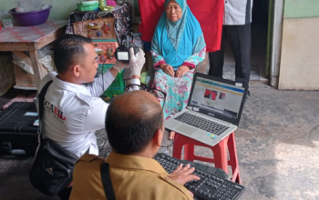 AWPR Bantu Lansia di Tongas Rekam e-KTP, Akses BPJS Akhirnya Terbuka