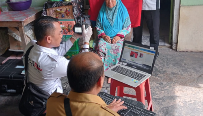 AWPR Bantu Lansia di Tongas Rekam e-KTP, Akses BPJS Akhirnya Terbuka